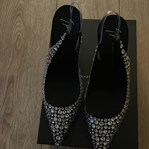 BRAND NEW Guiseppe Zanotti Crystal Studded Diorite Crystal Pumps - Picture 3 of 4